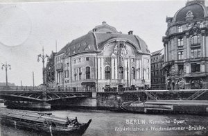Die alte Komische Oper Berlin an der Weidendammer Brücke.